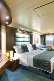 Suite Premium Aurea con ventana panorámica SLS
