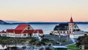 AUCKLAND/ROTORUA (235 KM - 3.5 HRS.)