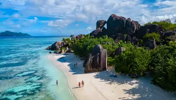 LA DIGUE/ISLA MOYENNE