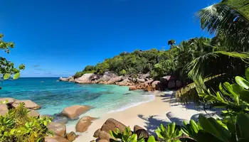 ISLA MOYENNE / MAHE