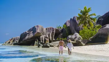 LA DIGUE / ISLA MOYENNE